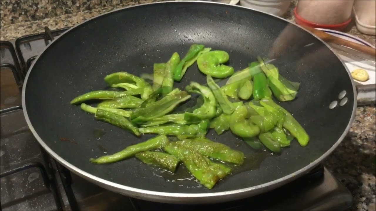 Spaghetti con cozze, friggitelli e pomodorini (videoricetta n° 1090)
