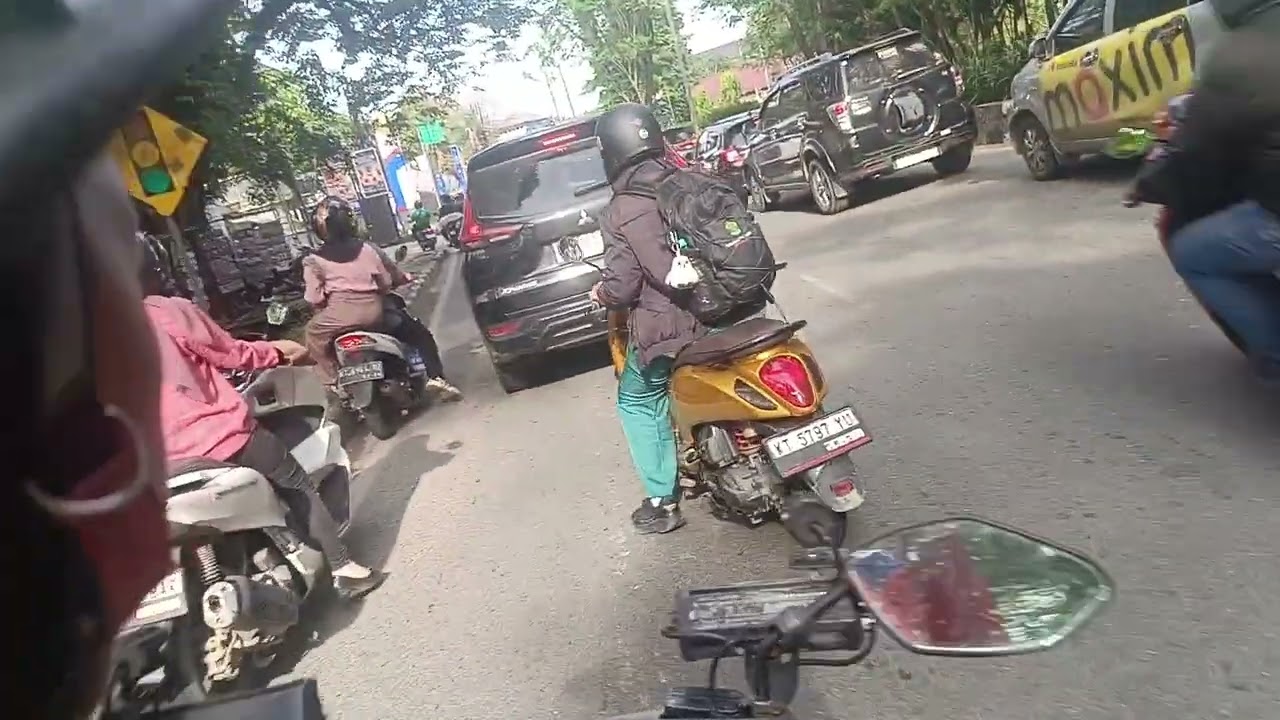 Menuju tkp jaya65/kebakaran di toko hp surya phone jalan abul hasan kota samarinda