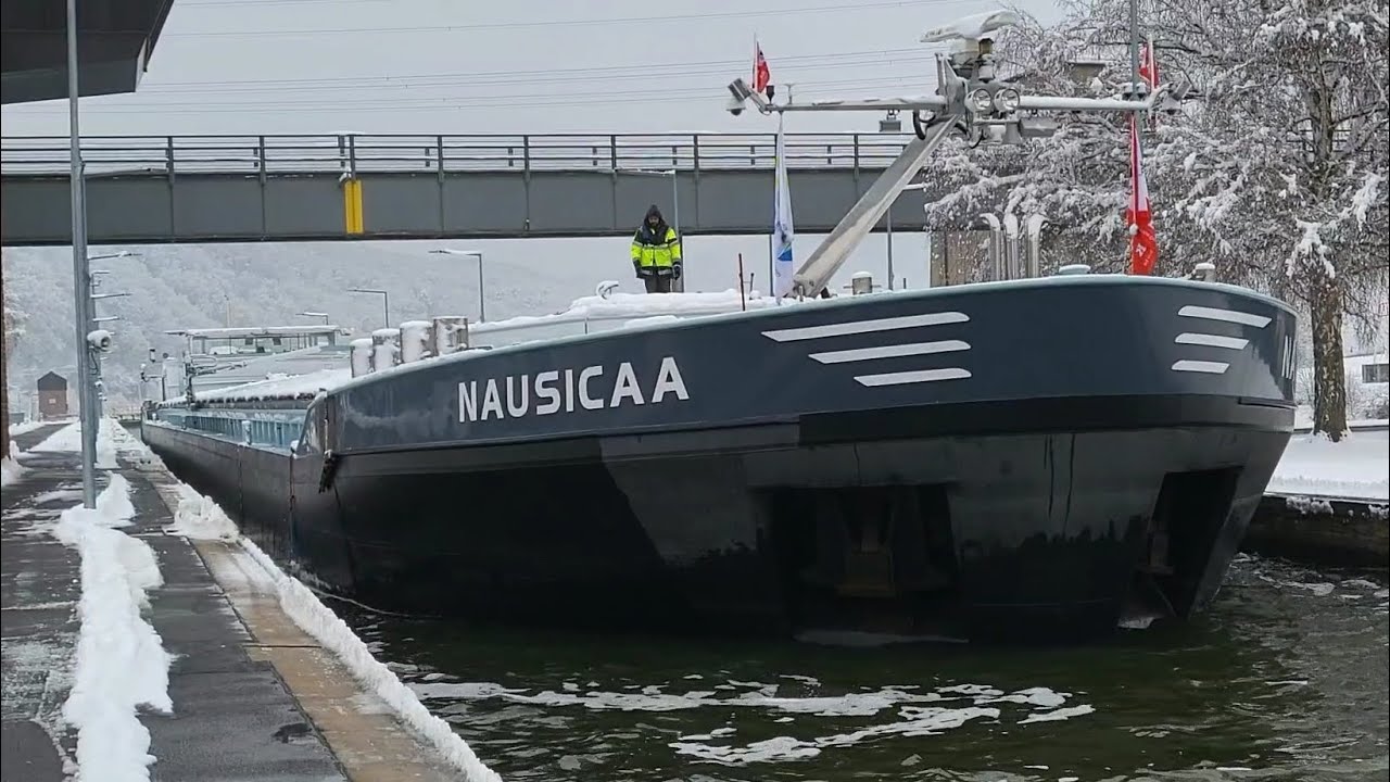 Binnenschiff Nausicaa fährt aus der Schleuse Harrbach aus