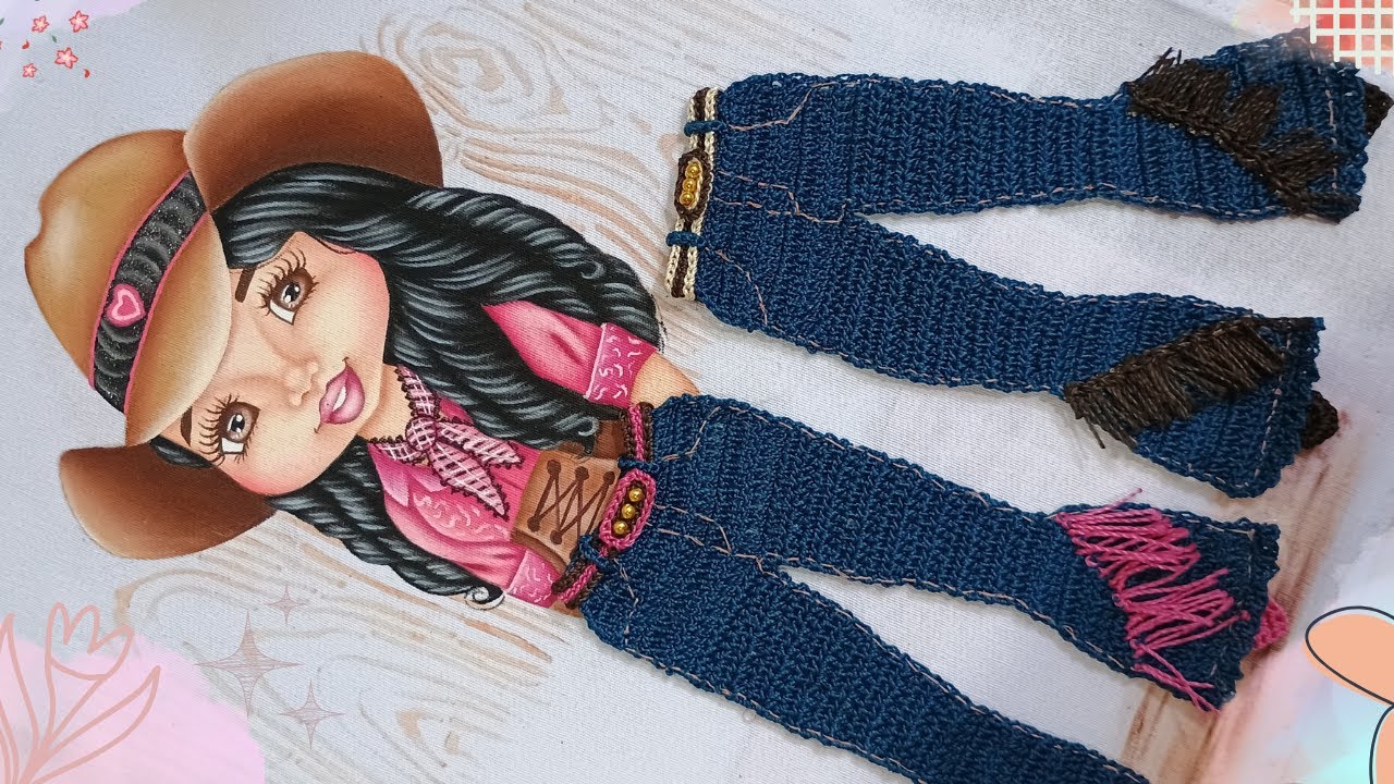 CALÇA JEANS EM CROCHÊ PARA BONECA PINTADA NO PANO DE PRATO COWGIRL - VAQUEIRA