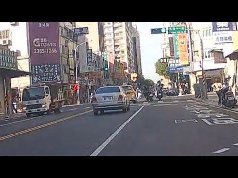 2022/12-31 Taiwan 台中 南屯 黎明路二段 一樣違停的日常，還意外看到不知道誰給這機車騎士勇氣的左轉方式，【錄得清 | Looking Vision 500 幻視】#台中 #違規日常