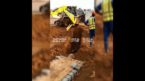 Retroescavadeira JCB 3CX 4x4 abrindo vala