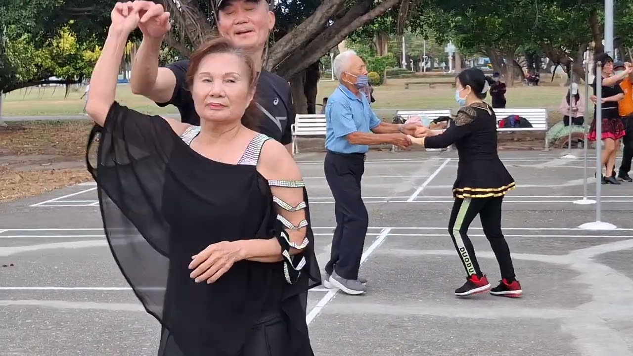 在衛武營羽毛球場樂團假日有跳舞 洪朝景攝影2026年3月1日