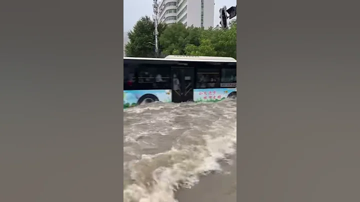 【長江三峽大壩】暴雨癱瘓武漢！央視直播鬧市變汪洋　汽車遭沒頂（有片） - 天天要聞