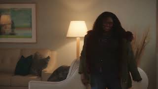 Svenska skådisen Maud Adams hamnar i mitten av en minst sagt udda konversation (från "Peacemaker")