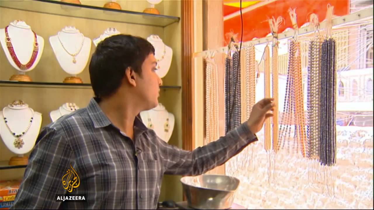 اللؤلؤ الرخيص يعرض الحرفيين الهنود للخطر