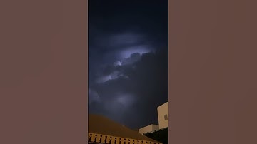 وَمِنۡ ءَايَٰتِهِۦ يُرِيكُمُ ٱلۡبَرۡقَ خَوۡفٗا || من سورة الروم: القران مع منظر البرق ||ياسر الدوسري