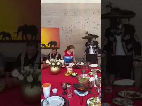 Hijo sorprende a su mama disfrazado de Mariachi