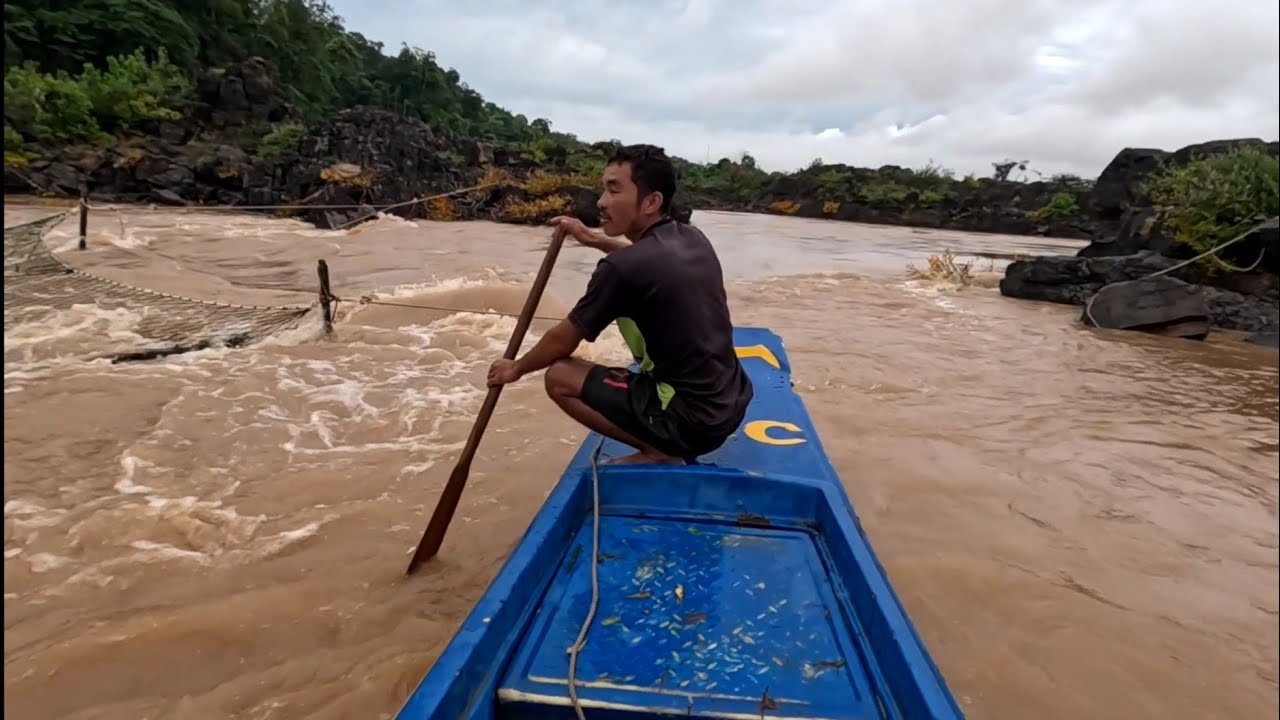 ຂັບເຮືອຜ່ານກະເເສນ້ຳໄຫລເເຮງໄປຢາມມອງ//ขับเรือผ่านกระเเสน้ำไหลแรงไปยามอง Dong Una