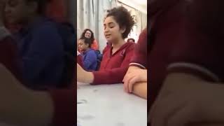 اجمل واروع بنت فلسطنيه تغني في المدرسه بصوت خيالي شاهد لن تندم على المشاهده