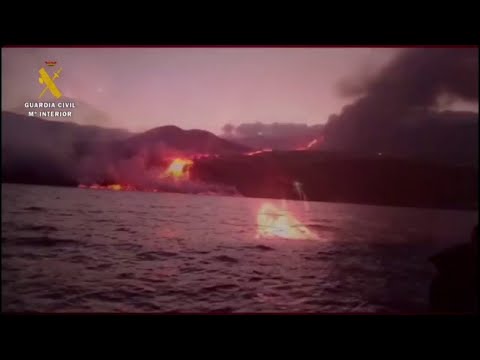 La lava del volcán de la isla española de La Palma llega al mar