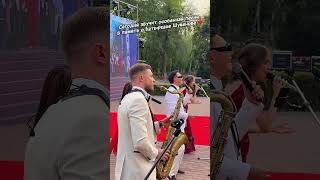 Эта песня — наша дань уважения Батырхану Шукенову #музыкасердца #светлаяпамять #живаямузыка