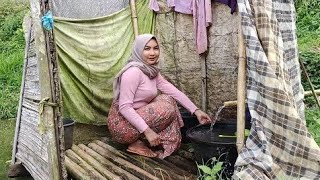 TEMPE GEMBUSNYA BESAR BUANGET....Warung  Yang Berdiri DI Tengah Hutan Penjaganya Cantik 