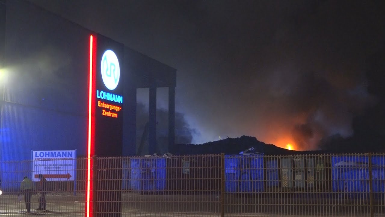 [Erneut GROßBRAND bei LOHMANN]  Rauchwolke weit sichtbar-120 Einsatzkräfte bei Brand in Emsdetten(4)