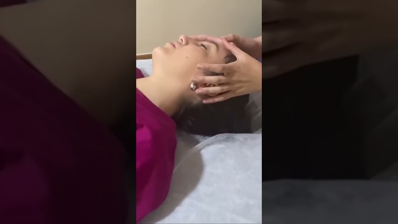 Masaje de la musculatura de la cara en parálisis facial.