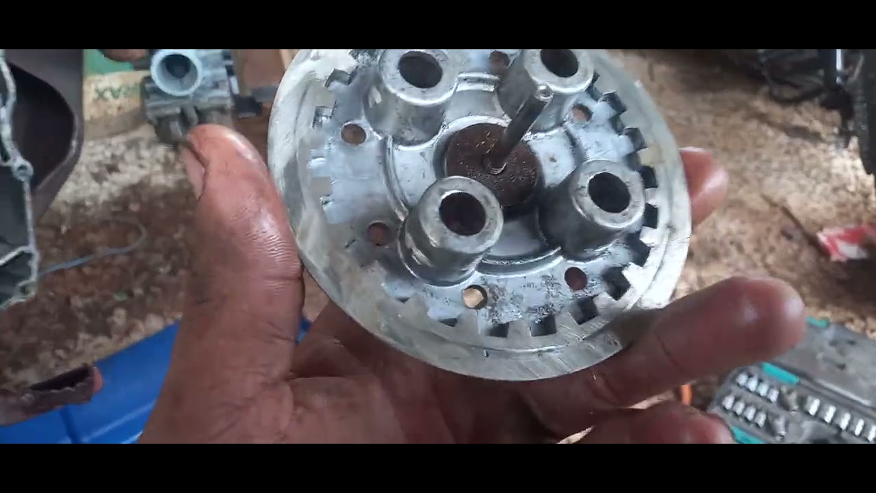 Moto Yamaha XTZ 125 patinando embreagem