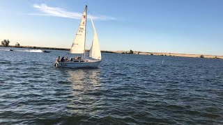 La gente rompiendo reglas en el lago