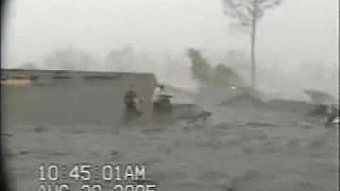 AMAZING RAW VIDEO Hurricane Katrina roof top flood...