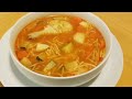 Sopa de fideos con pollo y verduras