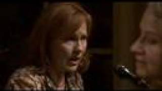 Iris DeMent w/ Joan Osborne & Bruce Molsky - He Reached Down chords