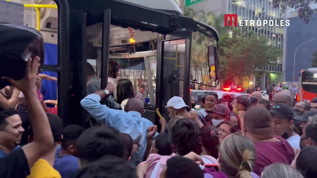 Passageiros forçam abertura das portas de ônibus para ter acesso a transporte público em SP