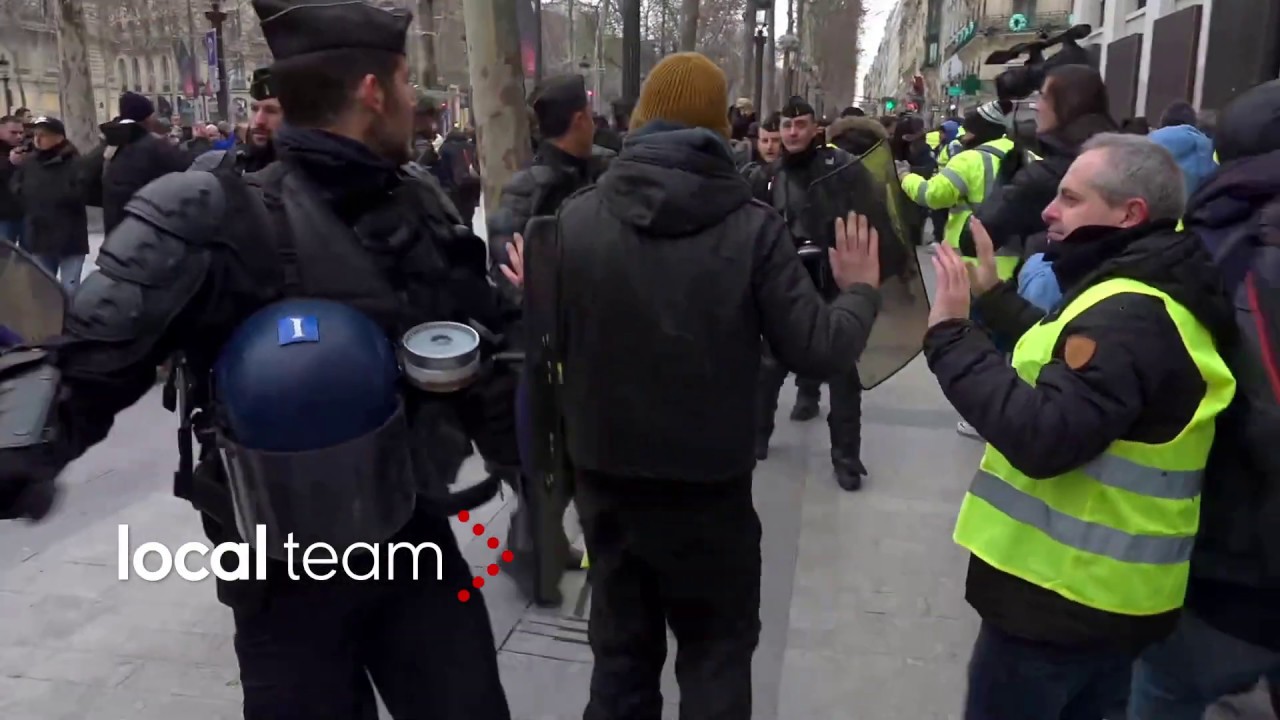Parigi 15 dicembre 2018: i gilet gialli riescono a sfondare i cordoni della polizia