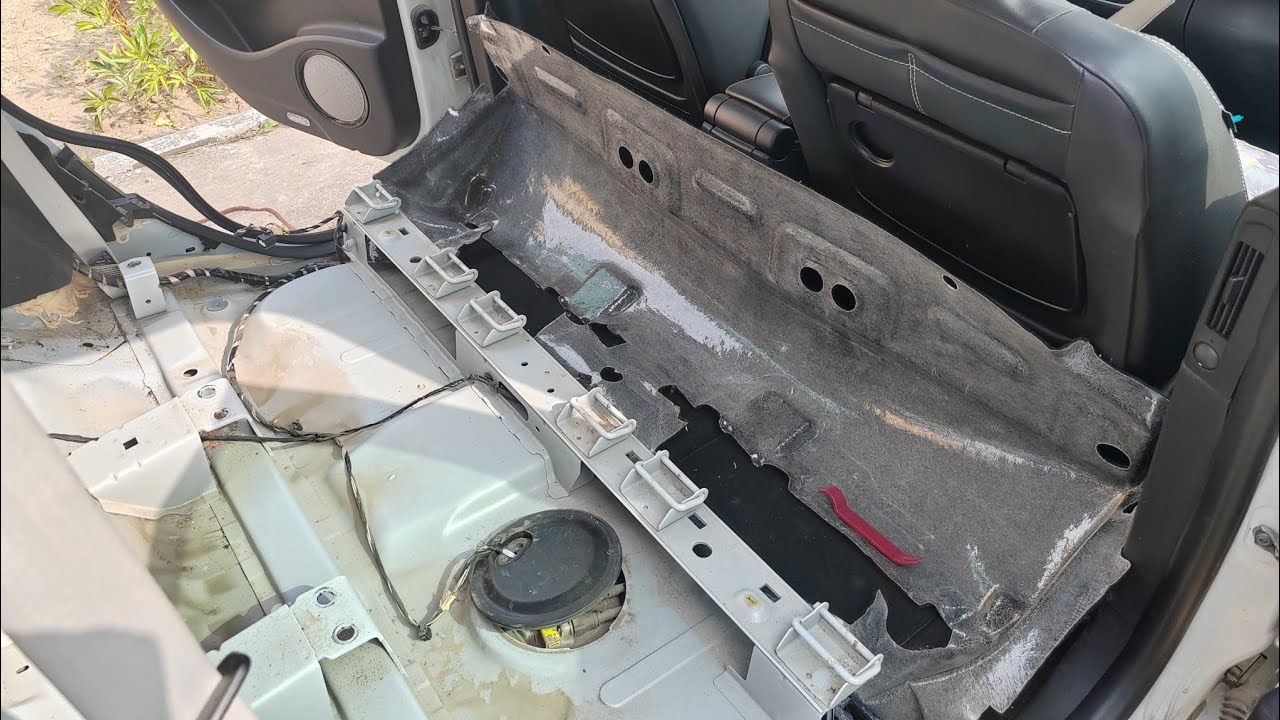 Как в Рено Сценик 3 добраться до крышки топливного бака! P. S. - течь не обнаружена!