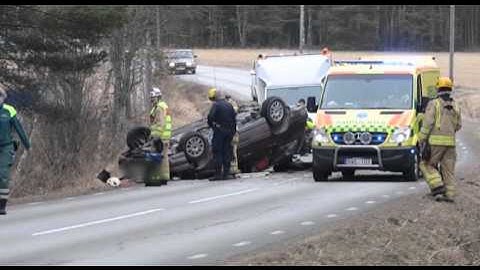 Kvinna till sjukhus  – voltade med bilen