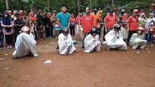 Lomba balap karung rebutan panci....