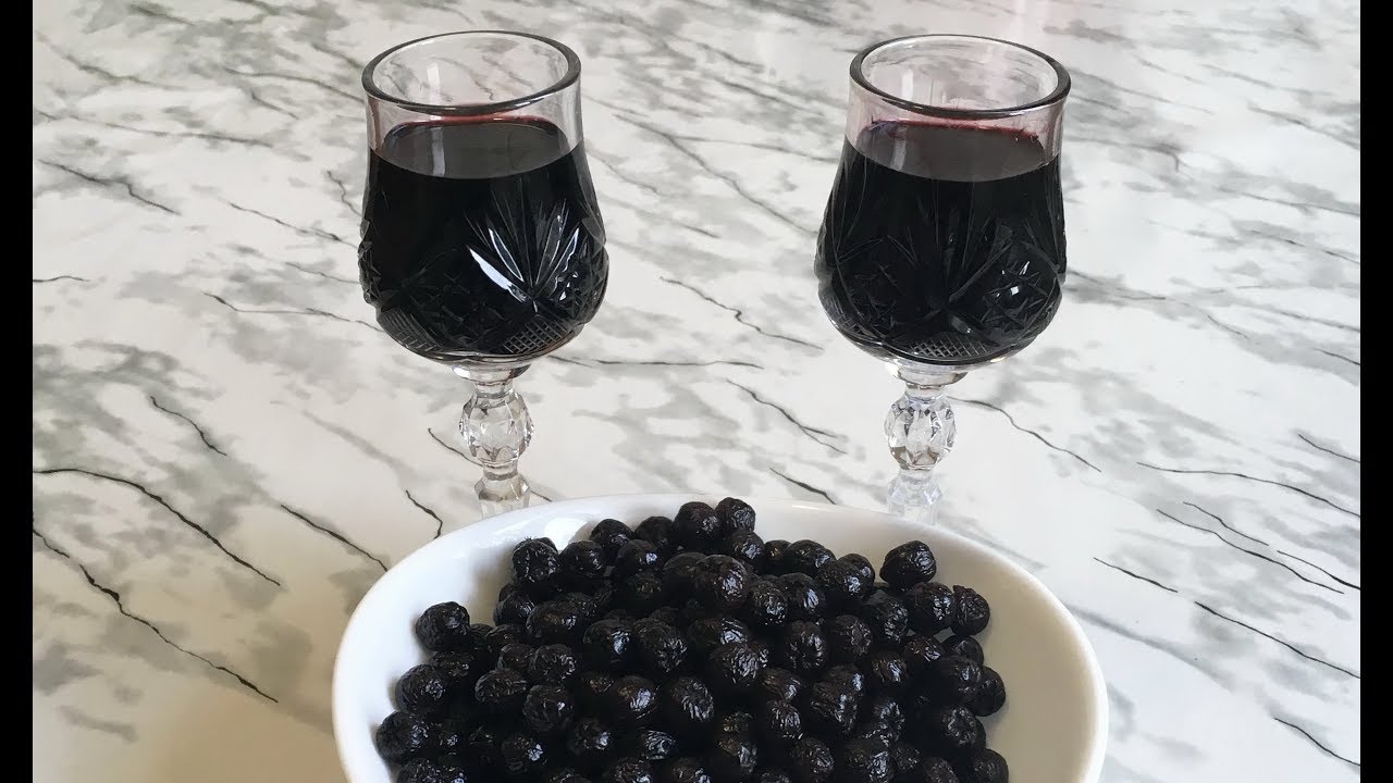 Рецепт домашнего вина из черной. Вино из черноплодной рябины. Арония черноплодная вино. Наливка черноплодной рябины. Вино черная арония.