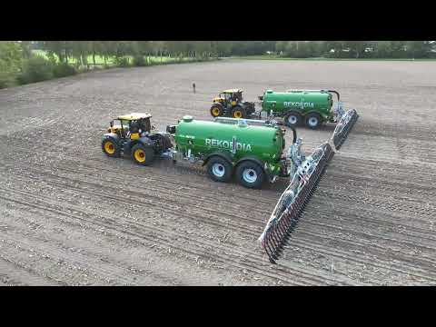 2x JCB Fastrac 4220 ICON with Meyer-Lohne Profi XL 18500 and Vogelsang BlackBird in field use