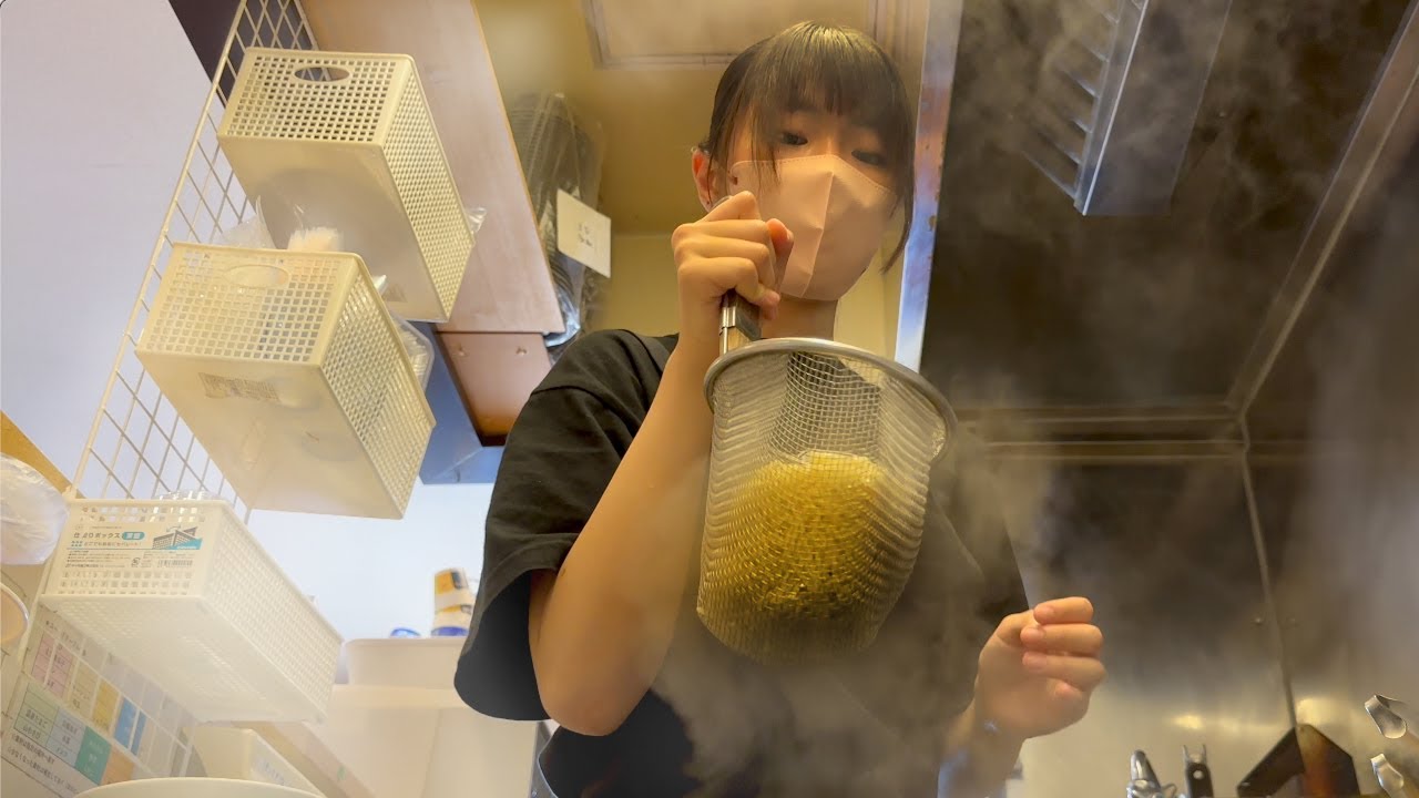 17 Year Old Aspiring Voice Actress makes AMAZING ramen with her MOM!