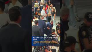 Polislerle Tokalaşarak Salona Girdi