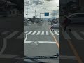 横断歩道に歩行者が居ても無視してスルーするプリウスアルファ。