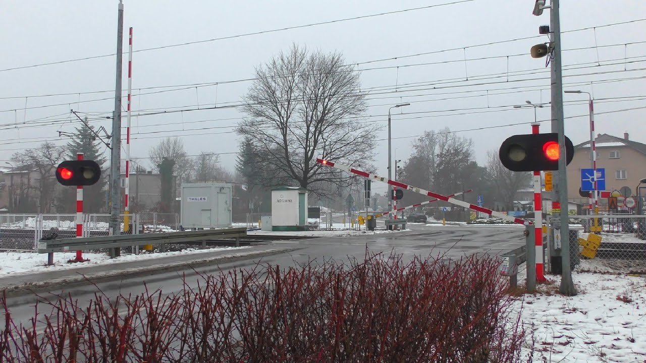[4K] 4 pociągi na przejeździe kolejowym, Sulejówek ul. Krasińskiego | Polish railroad crossing