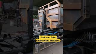 melihat dari dekat hino dutro 136 hdx power menurunkan kontainer sawit