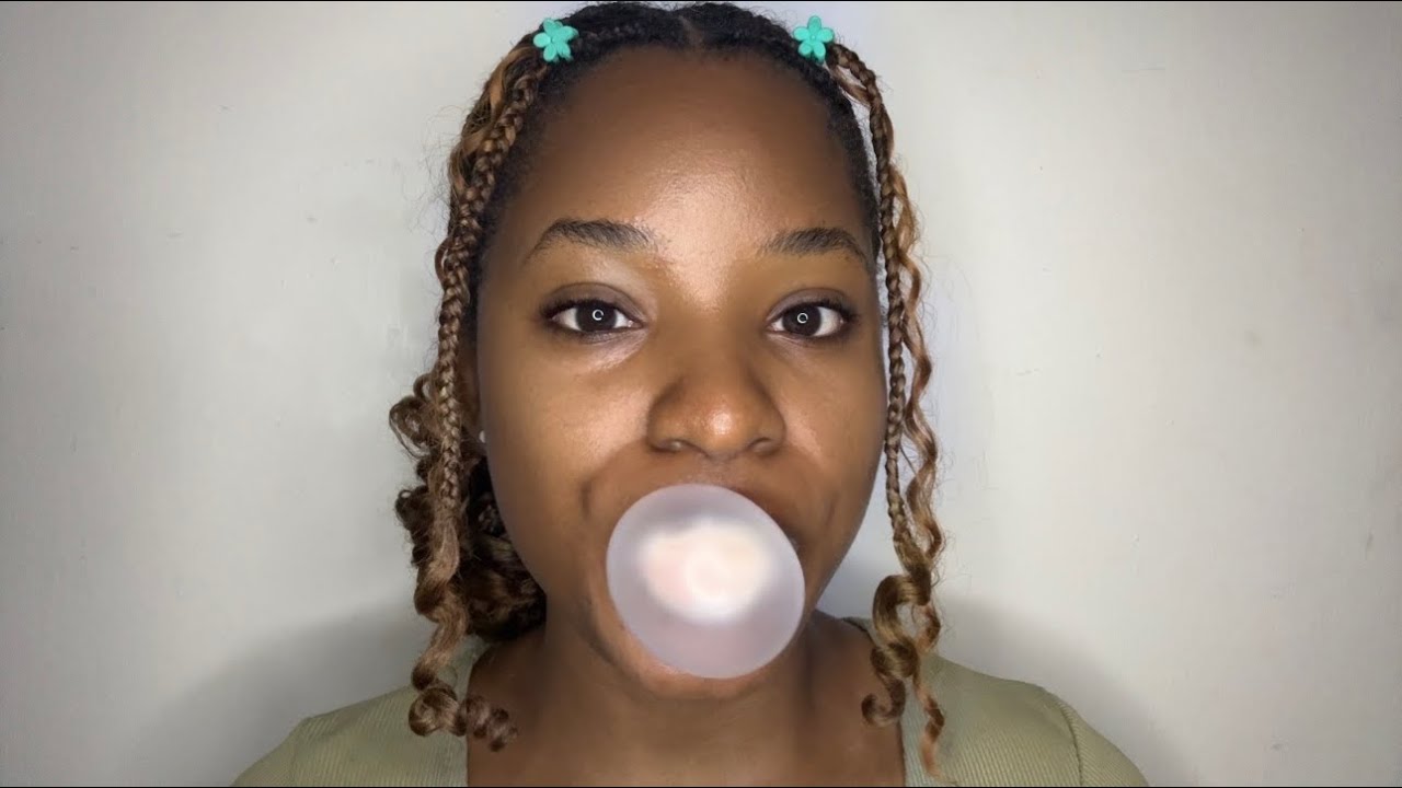 ASMR- Messy Gum Chewing, Blowing and Popping Bubbles 👄
