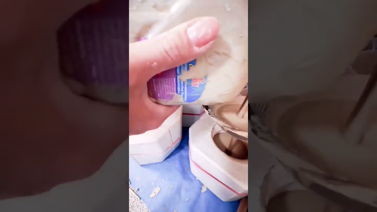 Tassen gießen mit flüssigem Ton