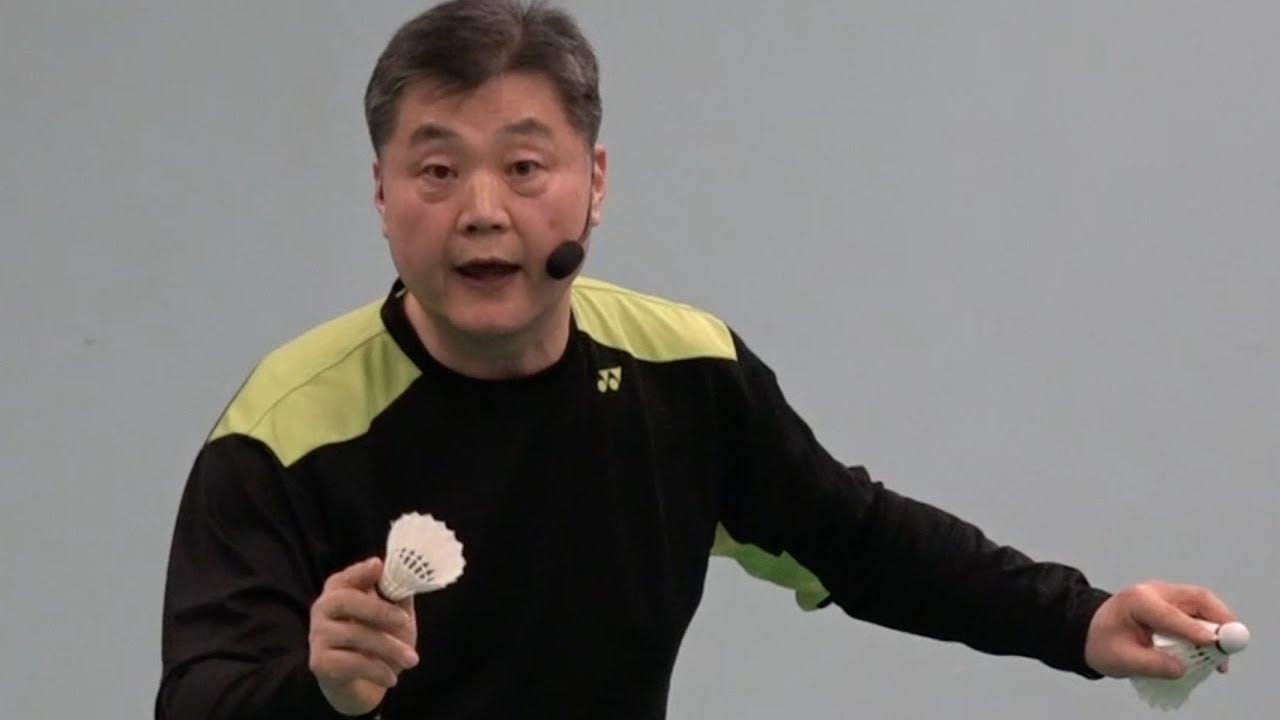 Badminton-How to Coach (1) How to throw a shuttlecock by under arm