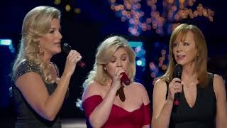 Kelly Clarkson - Silent Night- (Amazing 3 part harmony)  ft. Trisha Yearwood, Reba McEntire