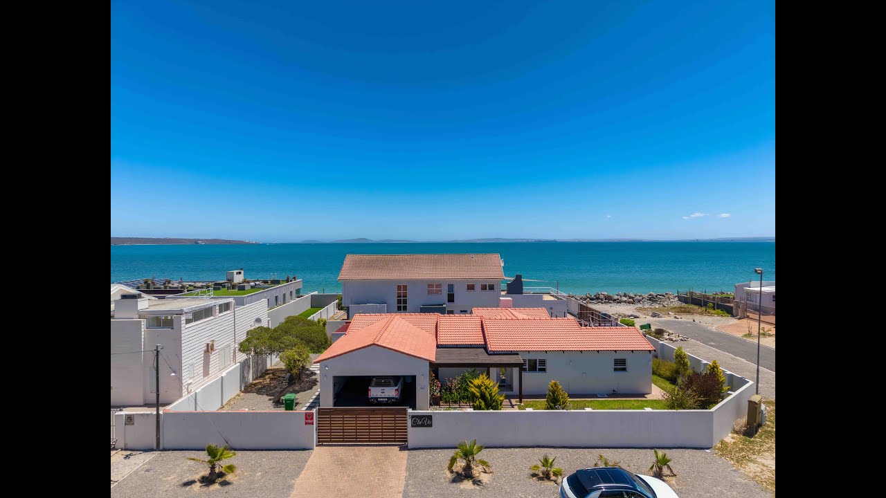 Fully Renovated 3-Bedroom House Close to the Beach
