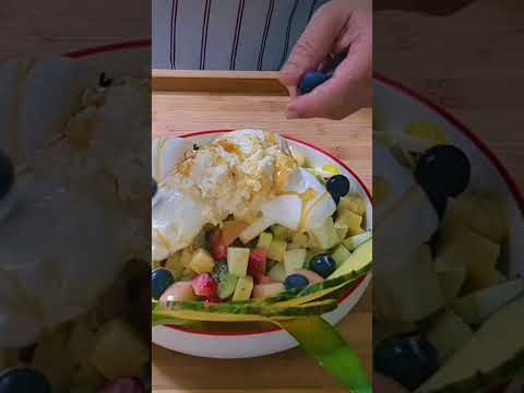 اروع و اسرع سلطة فواكة مع القشطة و الايس كريم وعسل لذيذة جدا للمزيد من الوصفات و والاشتراك بل قناة