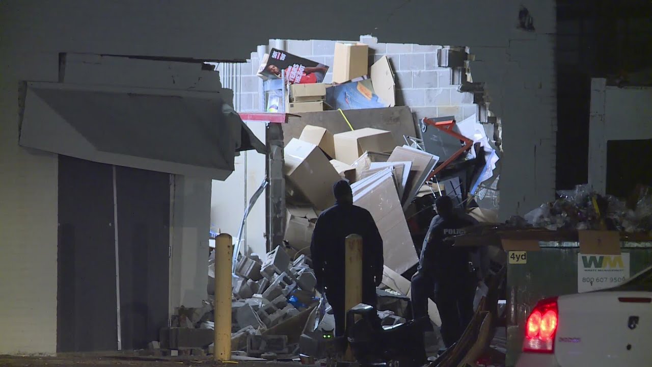 MPD investigating break-in at South Memphis City Gear - YouTube