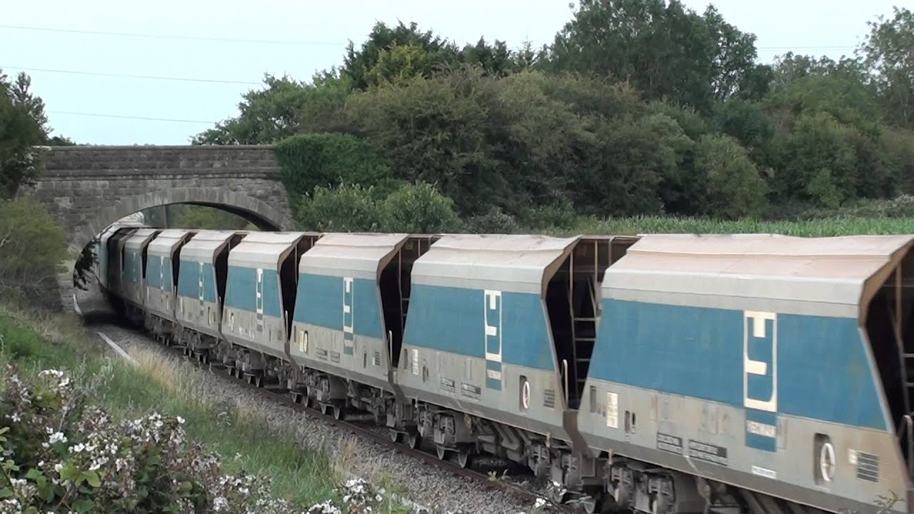 7C66 Wootton Bassett - Merehead hauled by Mendip Rail Class 59 at Broughton Gifford 11.07.11