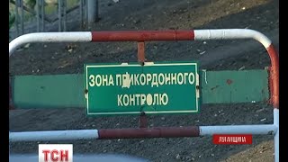 Українсько-російський кордон розділив навпіл одне село(UA - Українсько-російський кордон розділив навпіл одне село. Ліворуч - Росія, праворуч - Україна. Межове село..., 2015-09-09T20:47:09.000Z)