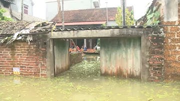 Lũ lụt ở Hà Nội: Nỗi lo rác thải ở vùng ngập ngoại thành Hà Nội