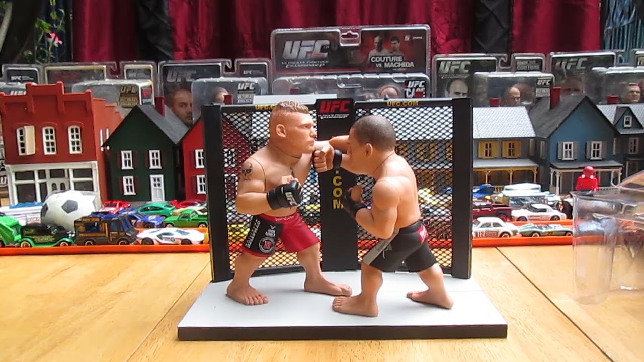 Brock Lesnar vs Cain Velasquez Round 5 UFC Action Figure Toy