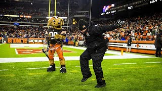 Hilarious NFL Parabolic Mic Holder&#39;s Surprising Dance After Cleveland Browns Mascot Taunts Him!