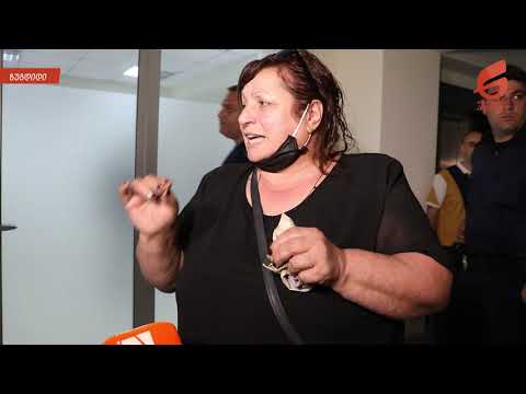 ინციდენტი ზუგდიდის საკრებულოში - ბიზნესმენმა მამუკა წოწერიას წყალი შეასხა