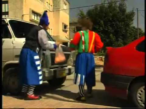 الحذر على الطرق عبور آمن بعد النزول من الباص